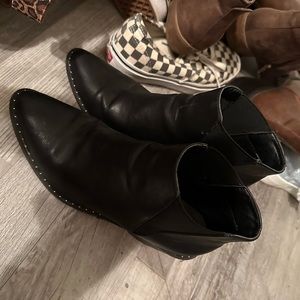 Universal thread black studded leather boots